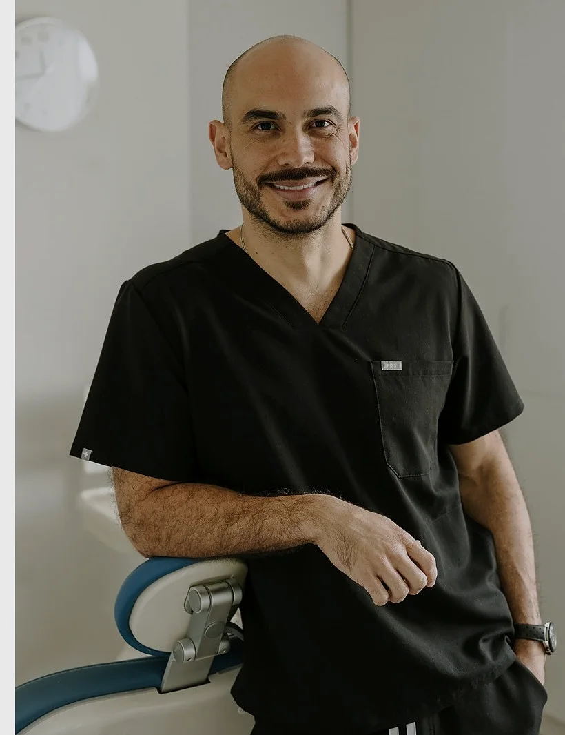 Dr. Daniel Rodríguez Leal, cirujano oral y maxilofacial, en su consultorio
